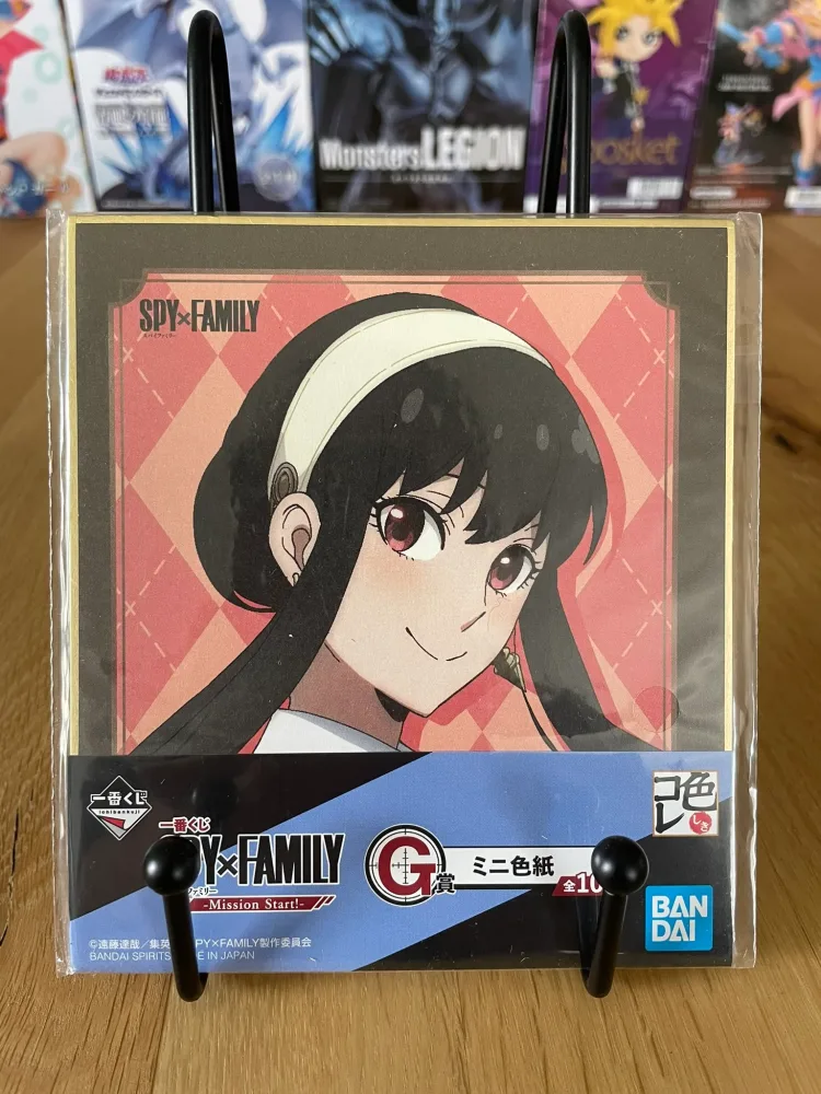 Shikishi 13,5 cm Yor Forger – Ichiban Kuji Mission Start (Lot G) | Spy x Family