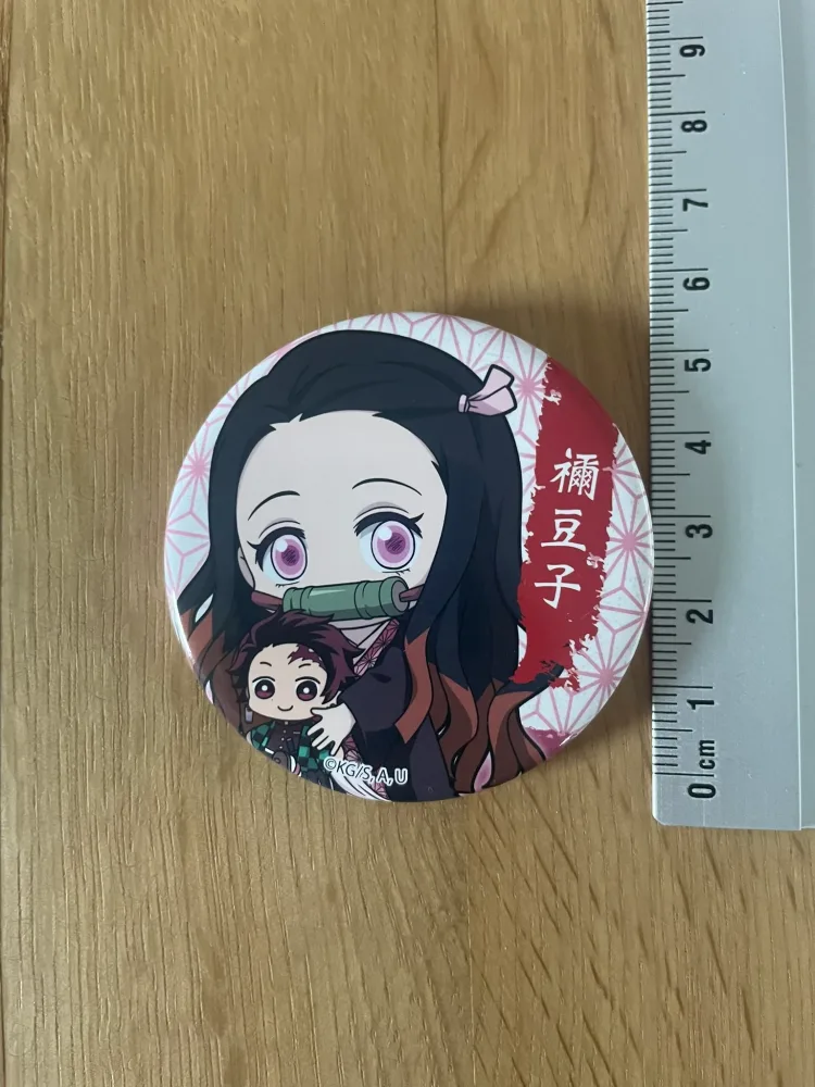Badge – Demon Slayer – Nezuko Kamado Gyugyutto Bell House 5 cm
